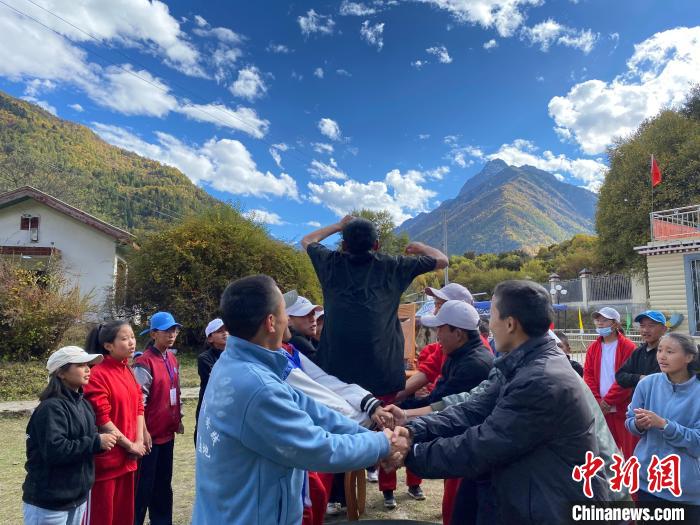 圖為學(xué)生們在西藏巴松措青少年活動(dòng)營地開展趣味活動(dòng)?！∥鞑厍嗌倌陮?shí)踐教育基地供圖