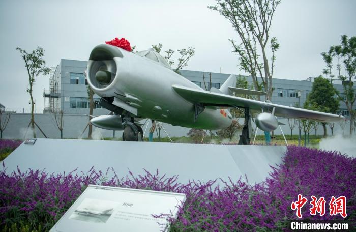 園林式戰(zhàn)斗機(jī)博物館內(nèi)展示的“殲5甲”飛機(jī)。　劉忠俊 攝