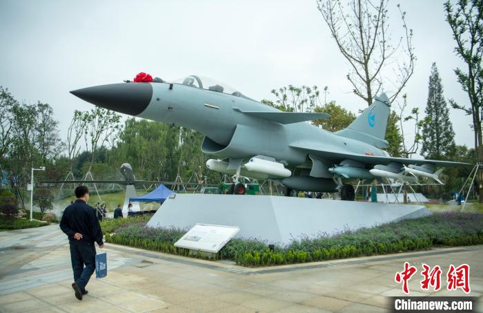 園林式戰(zhàn)斗機博物館內(nèi)展示的“殲10C”飛機?！⒅铱?攝