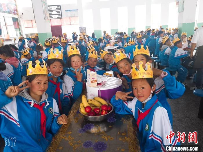 圖為加查縣安繞鎮(zhèn)小學(xué)學(xué)生集體過六一兒童節(jié)。　安繞鎮(zhèn)小學(xué)供圖