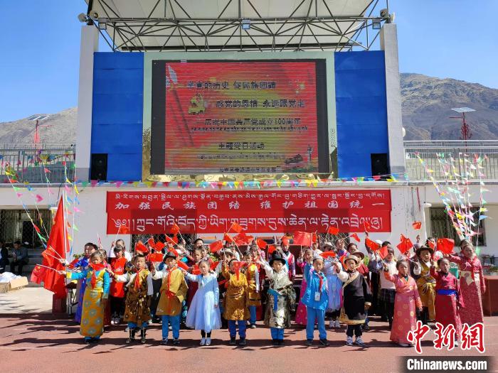 圖為加查縣安繞鎮(zhèn)小學(xué)各民族代表學(xué)生齊唱紅歌?！“怖@鎮(zhèn)小學(xué)供圖
