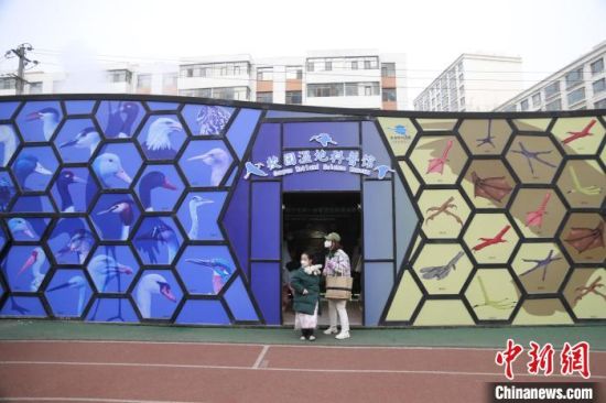 圖為西寧市第一中學(xué)濕地科普宣教館?！±罱瓕?攝