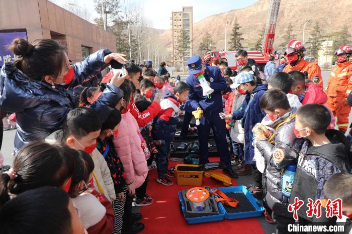 圖為小朋友們聽消防員講解消防器材?！铨埥?攝