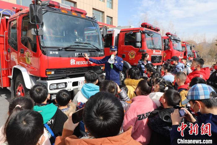 圖為消防員向小朋友們講解消防車。　楊龍建 攝