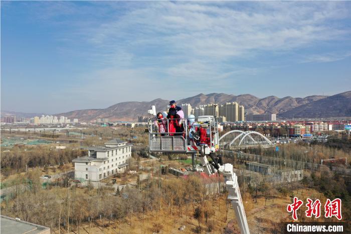 圖為小朋友在消防員的陪同下，體驗78米登高平臺消防車?！铨埥?攝