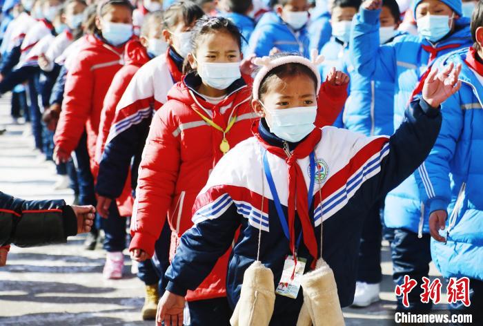 圖為學(xué)生跳起歡快的藏族舞蹈迎接新學(xué)期。　馬銘言 攝