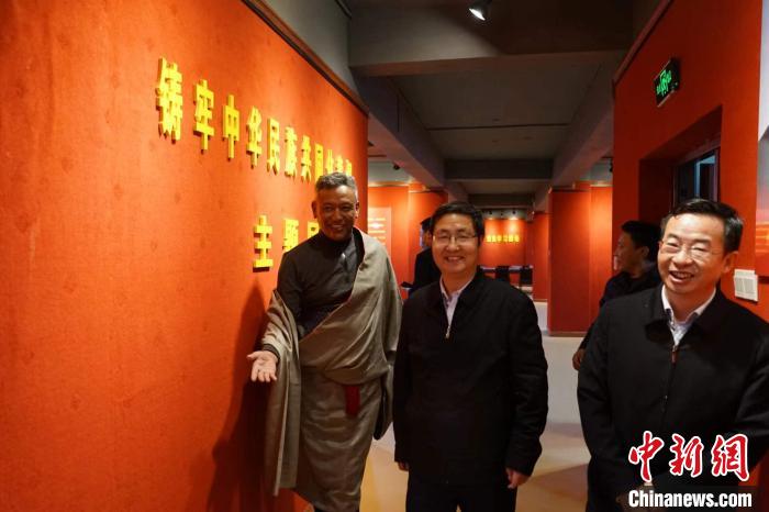 資料圖為參觀鑄牢中華民族共同體意識(shí)主題展?！『F龍 攝