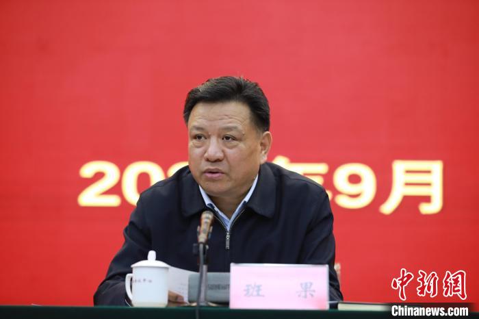 圖為青海省委常委、統(tǒng)戰(zhàn)部部長(zhǎng)班果出席會(huì)議并講話?！『F龍 攝