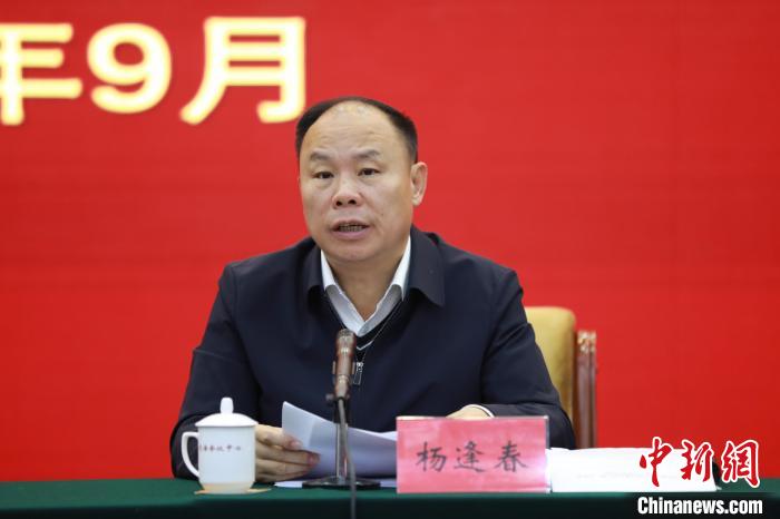 圖為青海省副省長(zhǎng)楊逢春主持會(huì)議并講話?！『F龍 攝