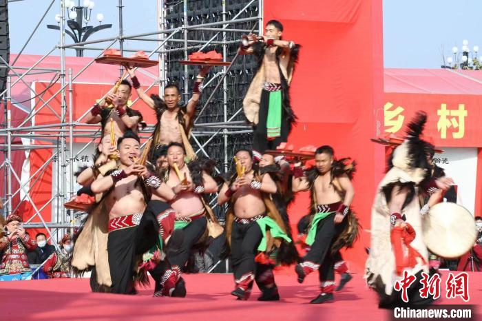 圖為少數(shù)民族舞蹈展演?！×赫赵?攝