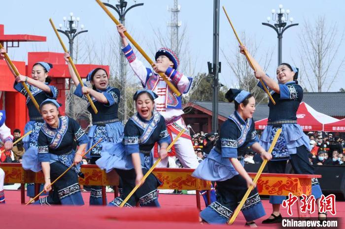圖為廣西壯族打扁擔(dān)展演?！×赫赵?攝