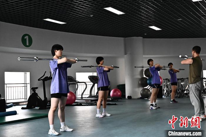 圖為全國青少年女排在天津進行集訓?！√旖蝮w育學院供圖