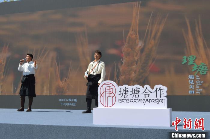 “康巴漢子”現(xiàn)場(chǎng)獻(xiàn)唱。　朱凌捷 攝