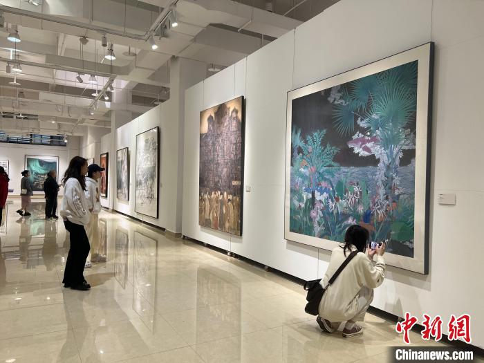 圖為全國青年教師中國畫學(xué)術(shù)邀請展吸引學(xué)生觀展?！＄婌?攝