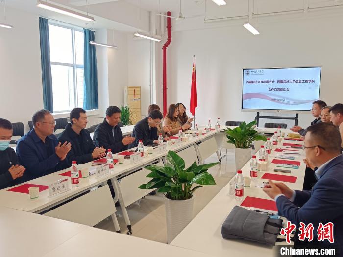 圖為座談會(huì)議現(xiàn)場(chǎng)?！「裆?攝