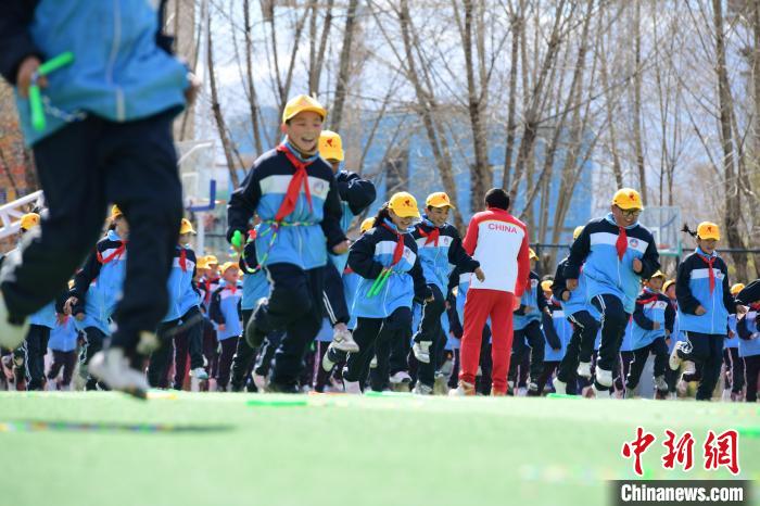 圖為學(xué)生在跳繩教練齊景龍的指導(dǎo)下做準(zhǔn)備運(yùn)動(dòng)?！∝暩聛硭?攝