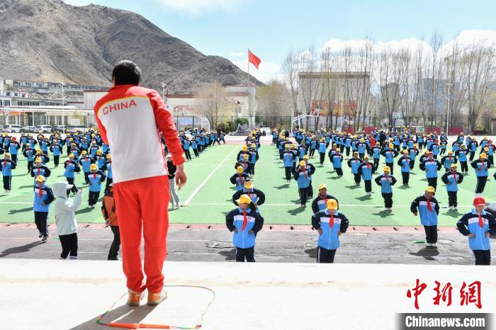 圖為學(xué)生在跳繩教練齊景龍的指導(dǎo)下做準(zhǔn)備運(yùn)動(dòng)?！∝暩聛硭?攝