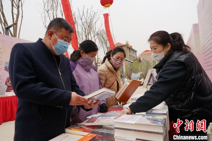 圖為民眾在活動現場購書?！●R銘言 攝