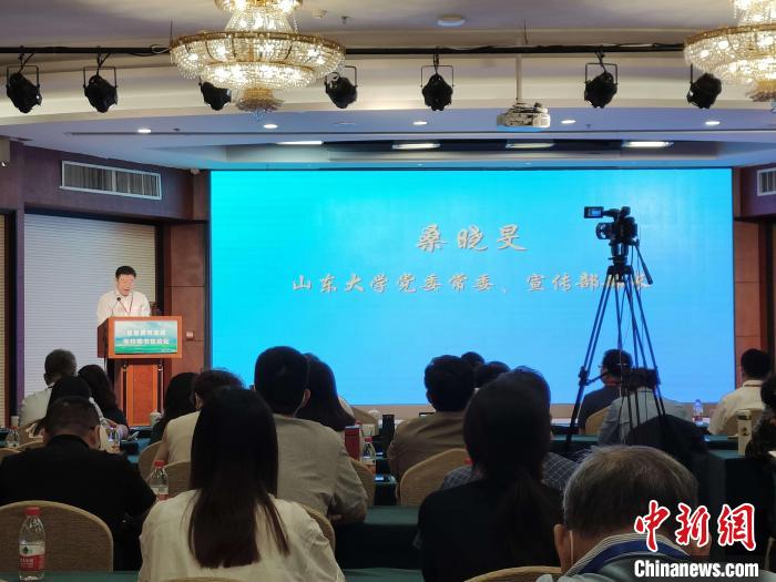 山東大學黨委常委、宣傳部部長桑曉旻在現(xiàn)場致辭?！⊥醪赦?攝