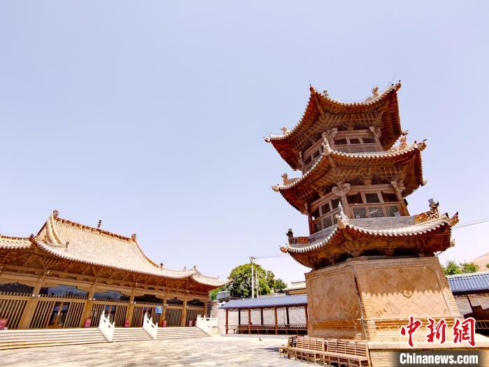圖為阿河灘清真寺局部?！?zhí)砀?攝