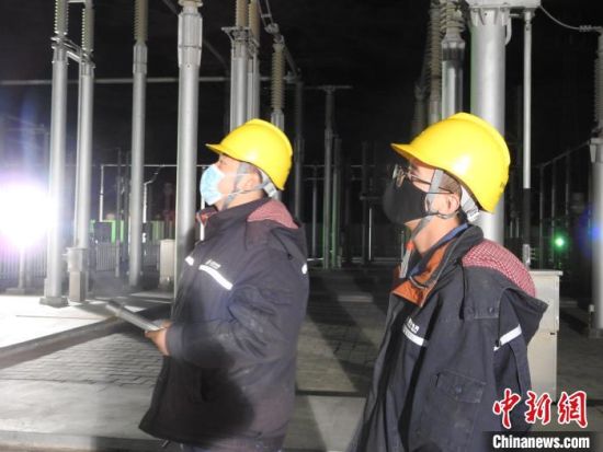 圖為5月10日凌晨，國網(wǎng)青海檢修公司柴達木換流站運維人員在進行柴拉直流系統(tǒng)停電操作。　姚曉英 攝
