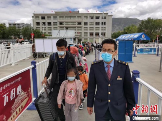 圖為拉薩車站工作人員為西藏先心病患兒和陪同人員提供“綠色”接力幫扶，并開通了專門通道，讓他們快速進(jìn)站上車。拉薩車站 供圖