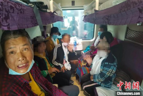 圖為乘坐Z266次列車的西藏先心病患兒和陪同人員。拉薩車站 供圖