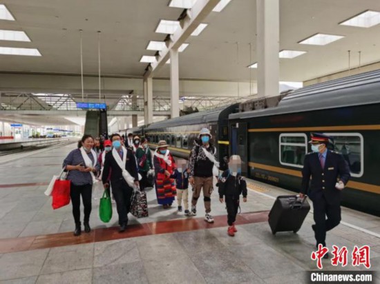圖為拉薩車站工作人員為西藏先心病患兒和陪同人員提供“綠色”接力幫扶，并開(kāi)通了專門(mén)通道，讓他們快速進(jìn)站上車。拉薩車站 供圖