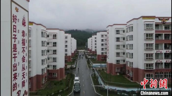 越西縣最大的易地扶貧搬遷安置點——城北感恩社區(qū)?！『武?攝