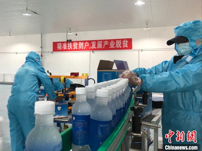 圖為阿里地區(qū)措勤縣某飲用水加工公司，該公司以“基地+公司+貧困民眾”為運(yùn)營(yíng)模式，帶動(dòng)貧困民眾68戶232人?！≈x牧 攝