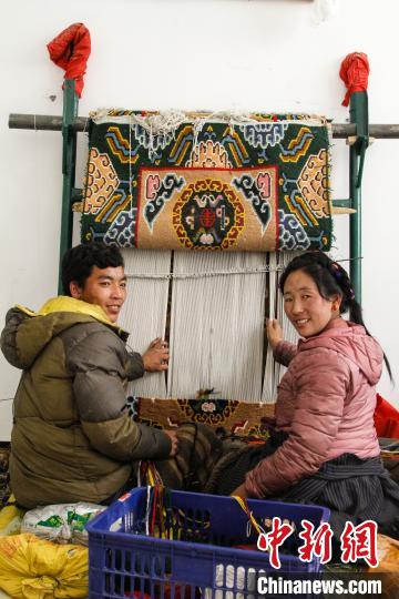 圖為1月15日，在日喀則市謝瑪氆氌農(nóng)村合作社，拉孜村一對夫婦在編織卡墊(資料圖)?！≮w朗 攝