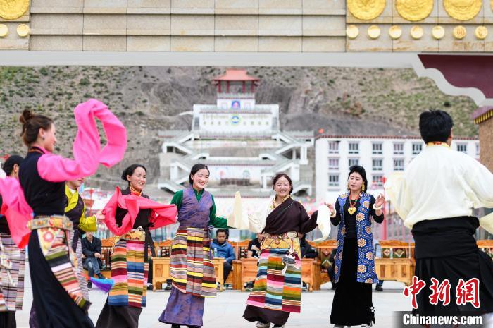 圖為西藏昌都市洛隆縣易地搬遷安置點阿托卡小康示范新村村民載歌載舞慶脫貧(資料圖)?！『闻罾?攝