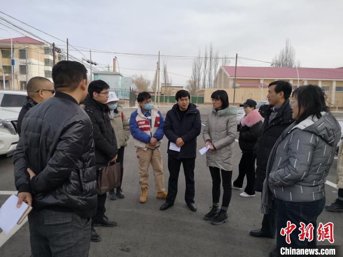 圖為青海大學(xué)工作人員正在現(xiàn)場(chǎng)考察該項(xiàng)目進(jìn)行情況?！±罱瓕?攝