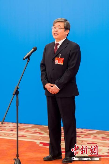 3月10日，全國(guó)政協(xié)十三屆四次會(huì)議第三場(chǎng)“委員通道”采訪活動(dòng)在北京人民大會(huì)堂新聞發(fā)布廳舉行。圖為全國(guó)政協(xié)委員阿拉坦倉(cāng)通過網(wǎng)絡(luò)視頻方式接受媒體采訪。<a target='_blank' ><p  align=
