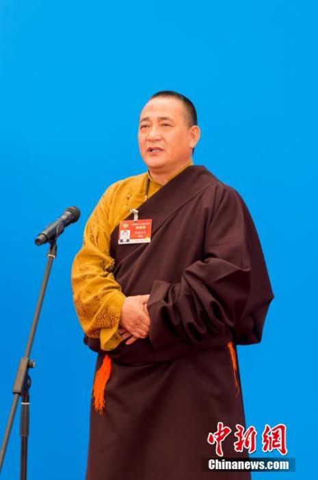 3月10日，全國(guó)政協(xié)十三屆四次會(huì)議第三場(chǎng)“委員通道”采訪活動(dòng)在北京人民大會(huì)堂新聞發(fā)布廳舉行。圖為全國(guó)政協(xié)委員洛桑山丹通過網(wǎng)絡(luò)視頻方式接受媒體采訪。<a target='_blank' ><p  align=