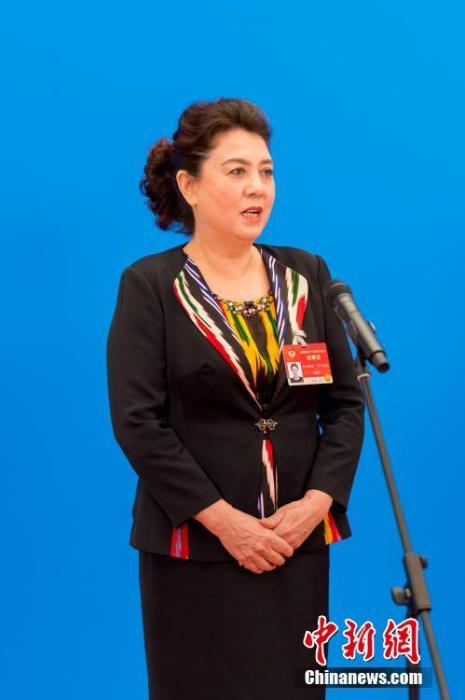 3月10日，全國(guó)政協(xié)十三屆四次會(huì)議第三場(chǎng)“委員通道”采訪活動(dòng)在北京人民大會(huì)堂新聞發(fā)布廳舉行。圖為全國(guó)政協(xié)委員古麗帕麗·阿不都拉通過網(wǎng)絡(luò)視頻方式接受媒體采訪。<a target='_blank' ><p  align=