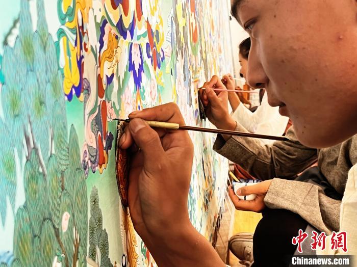 圖為畫師繪畫唐卡?！●R文莉 供圖