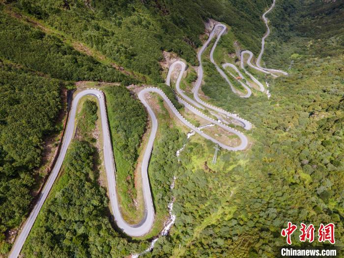 圖為西藏山南錯(cuò)那縣的盤山公路，錯(cuò)那縣被命名為全國“四好農(nóng)村路”示范縣?！〗w波 攝