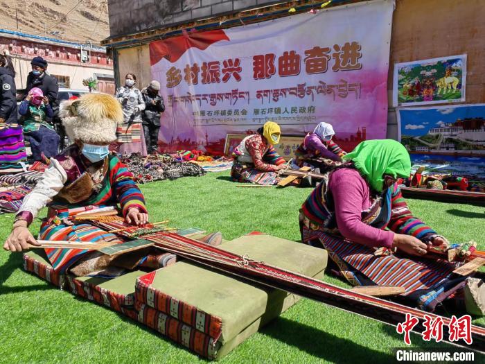 圖為2022年，安多縣雁石坪鎮(zhèn)“鄉(xiāng)村振興那曲奮進”編織技藝比賽現(xiàn)場。資料圖 那曲市“鄉(xiāng)村振興 那曲奮進”活動辦供圖