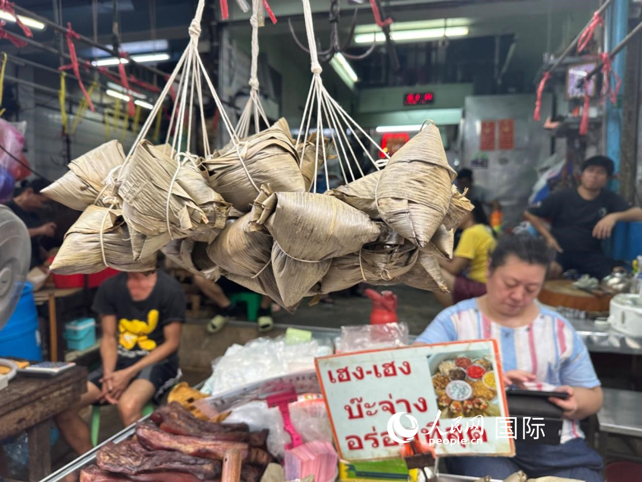 唐人街店鋪售賣的粽子。人民網(wǎng)記者 簡承淵攝