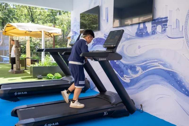 小朋友在智慧體育公園體驗跑步機(jī)。巴黎