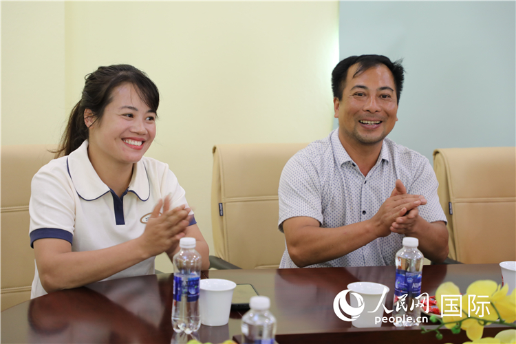 越南沙巴市黃連寄宿制民族小學(xué)老師阮氏秋姮、阮文享。人民網(wǎng)記者簡承淵攝