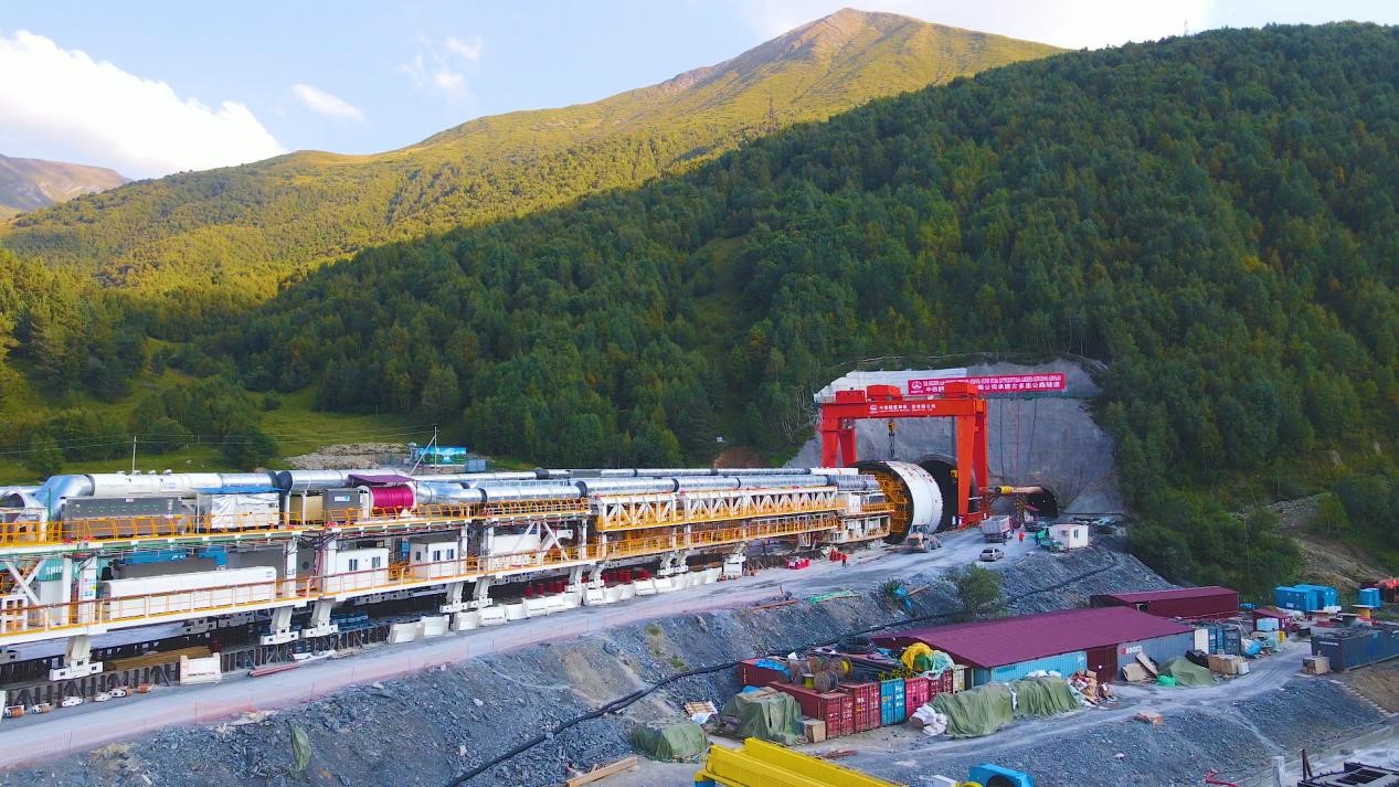 “高加索號(hào)”單護(hù)盾硬巖掘進(jìn)機(jī)（TBM）。中鐵隧道局格魯吉亞KK公路隧道項(xiàng)目部供圖