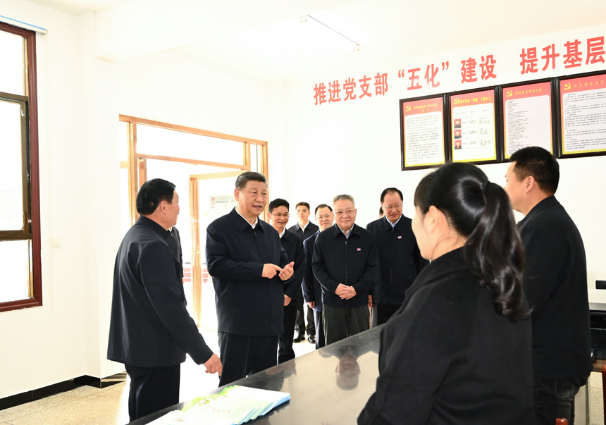 2024年3月18日至21日，中共中央總書記、國家主席、中央軍委主席習(xí)近平在湖南考察。這是19日下午，習(xí)近平在常德市鼎城區(qū)謝家鋪鎮(zhèn)港中坪村黨群服務(wù)中心了解當(dāng)?shù)貫榛鶎訙p負(fù)、提升基層治理效能等情況。新華社記者 燕雁 攝