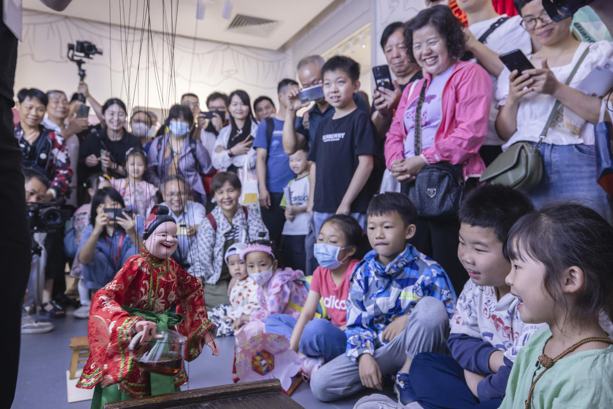5月1日，廣州市白鵝潭大灣區(qū)藝術(shù)中心非物質(zhì)文化遺產(chǎn)館內(nèi)，精彩的梅縣提線木偶戲表演吸引了眾多游客駐足觀賞。 來源：人民圖片網(wǎng)