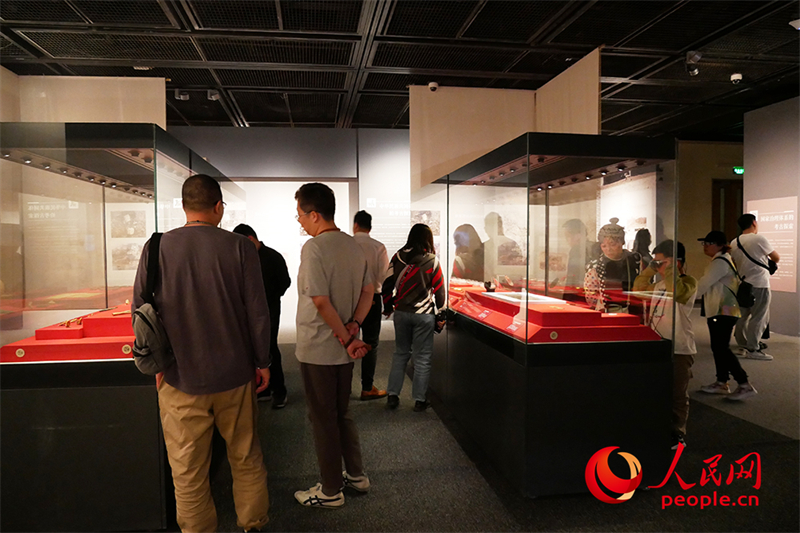 “五一”假期，游客在首都博物館參觀展覽。人民網(wǎng)記者 韋衍行攝