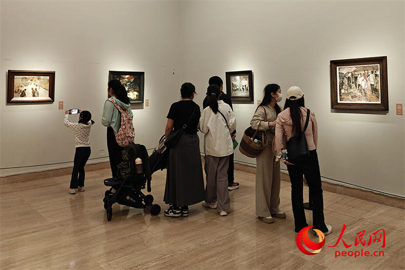 “五一”假期，游客在中國美術(shù)館參觀“大美勞動者——中國美術(shù)館藏勞動題材美術(shù)作品展（第二期）”。人民網(wǎng)記者 韋衍行攝