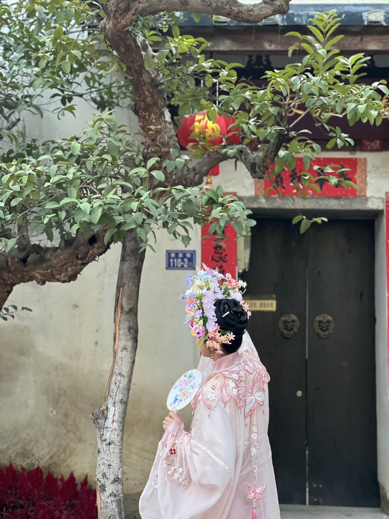 福建泉州，頭戴簪花的游客正拍照留念。人民網(wǎng) 歐陽易佳攝