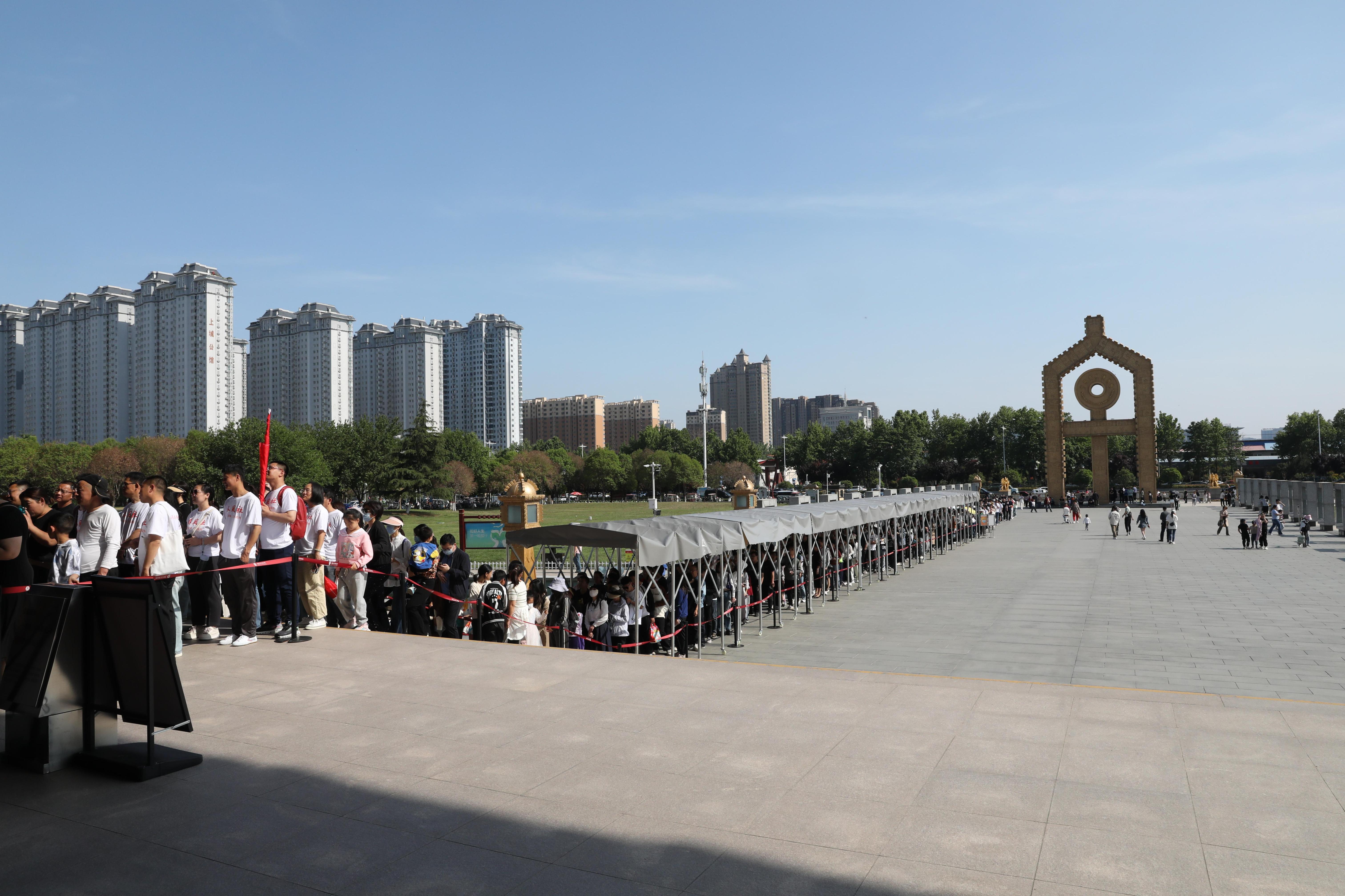 “五一”期間，中國(guó)文字博物館外游客有序排隊(duì)。中國(guó)文字博物館供圖