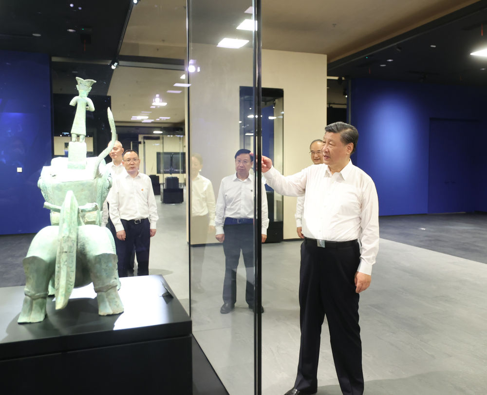 2023年7月26日，習(xí)近平總書記在四川省德陽市考察了三星堆博物館，了解當(dāng)?shù)貧v史文化遺址發(fā)掘研究、文物保護(hù)修復(fù)等情況。